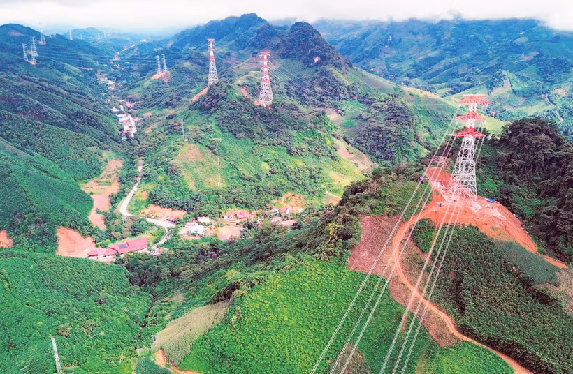 Toàn cảnh tuyến đường dây 500kV Lào Cai-Vĩnh Yên uốn lượn qua những dãy núi. 