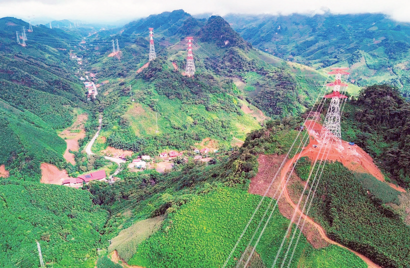 Toàn cảnh tuyến đường dây 500kV Lào Cai-Vĩnh Yên uốn lượn qua những dãy núi. 