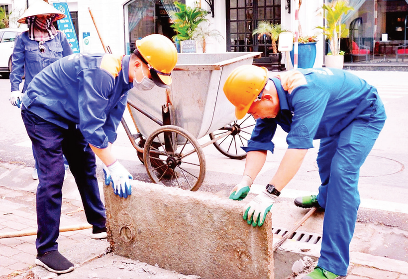 Công nhân lao động của Công ty TNHH MTV Thoát nước Hải Phòng luôn nỗ lực vì thành phố xanh, sạch, đẹp.
