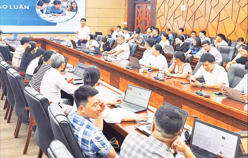 Tập huấn hướng dẫn sử dụng “Hệ thống thông tin giải quyết thủ tục hành chính thành phố” cho cán bộ xã, phường tại Trung tâm Văn hóa Xứ Đông.