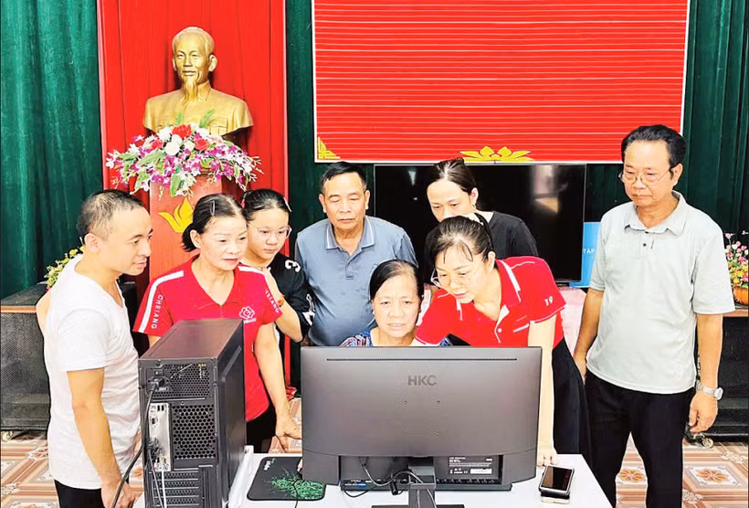 Lắp đặt máy tính và đào tạo các thủ tục liên thông tại Tổ dân phố số 4, phường Trung Sơn. (Ảnh THÁI HÒA)