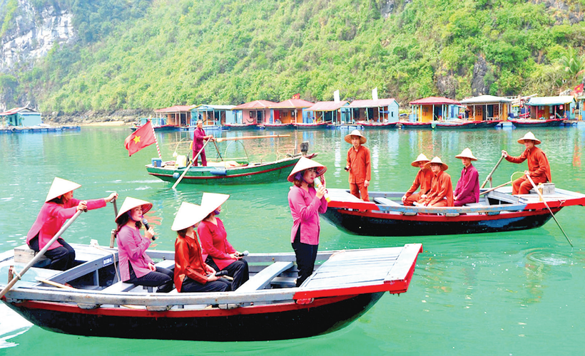 Hát giao duyên trên Vịnh Hạ Long là nét văn hóa đặc sắc, thu hút đông đảo du khách trong nước và quốc tế