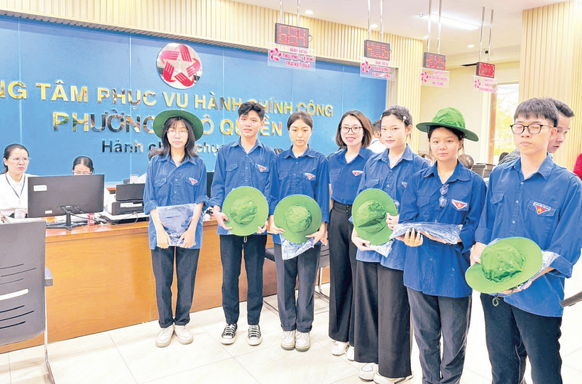 Đội hình thanh niên tình nguyện hỗ trợ vận hành mô hình chính quyền địa phương 2 cấp tại phường Ngô Quyền (Hải Phòng).