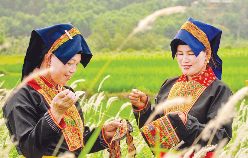 Hoa văn trên trang phục được phụ nữ Dao Thanh Phán thêu tay cầu kỳ và tinh tế.