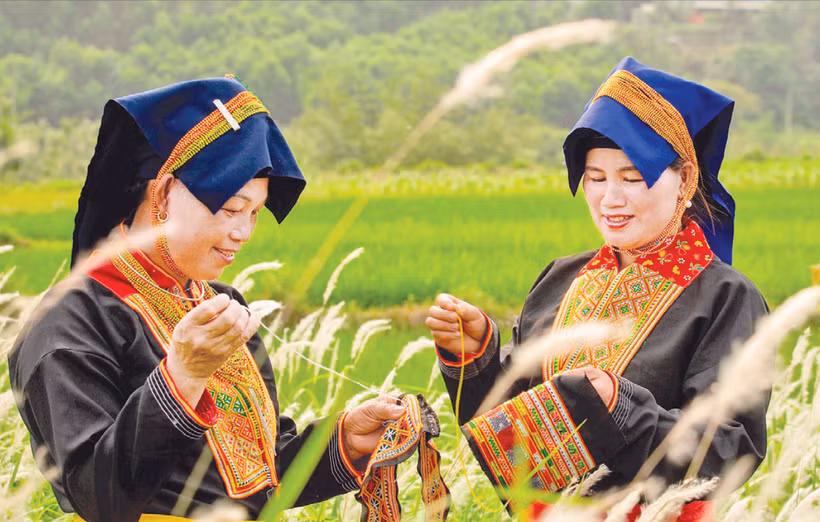 Hoa văn trên trang phục được phụ nữ Dao Thanh Phán thêu tay cầu kỳ và tinh tế.