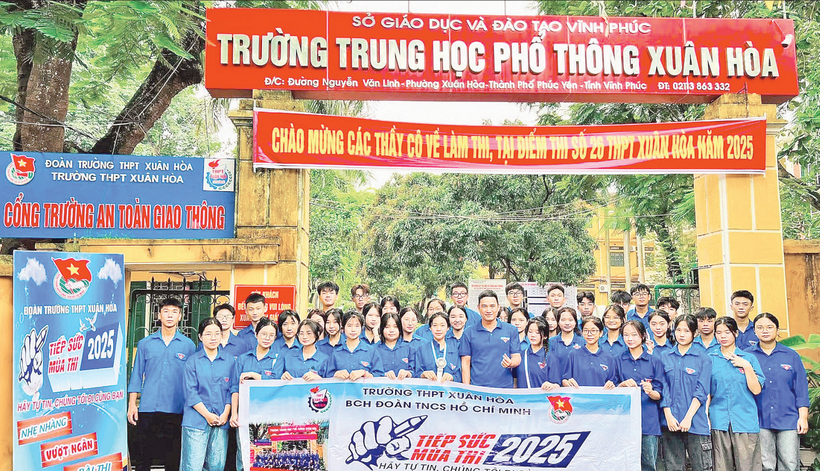 Đoàn viên, thanh niên nhà trường tham gia hoạt động tiếp sức mùa thi.