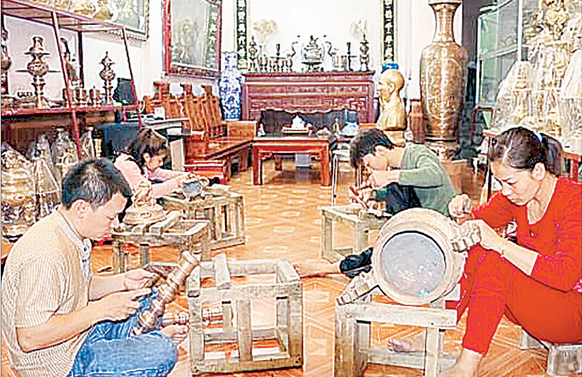 Thợ chế tác ở làng nghề Lộng Thượng, xã Đại Đồng, tỉnh Hưng Yên.