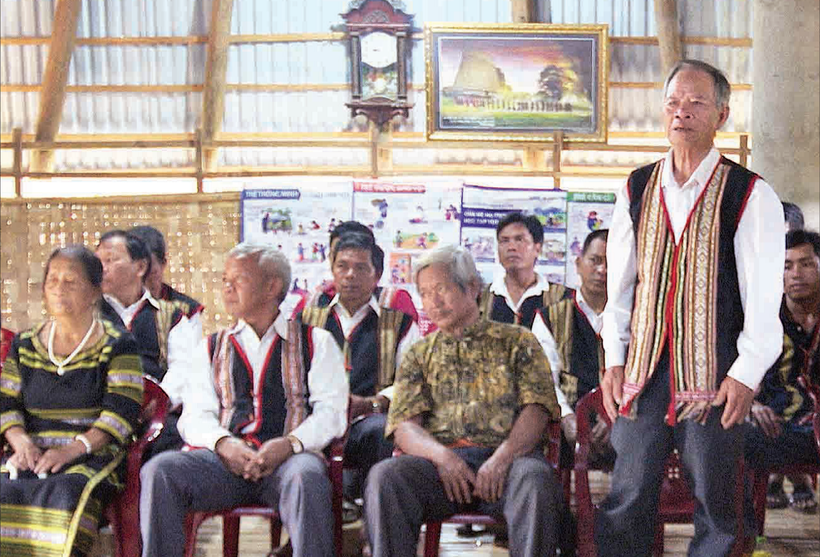 Già làng A Bok (đứng) phát biểu tại buổi sinh hoạt chi bộ thôn.