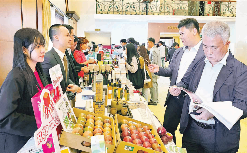 Doanh nghiệp trong nước và nước ngoài tìm hiểu nông sản Lâm Đồng bên lề một hội nghị kết nối giao thương.