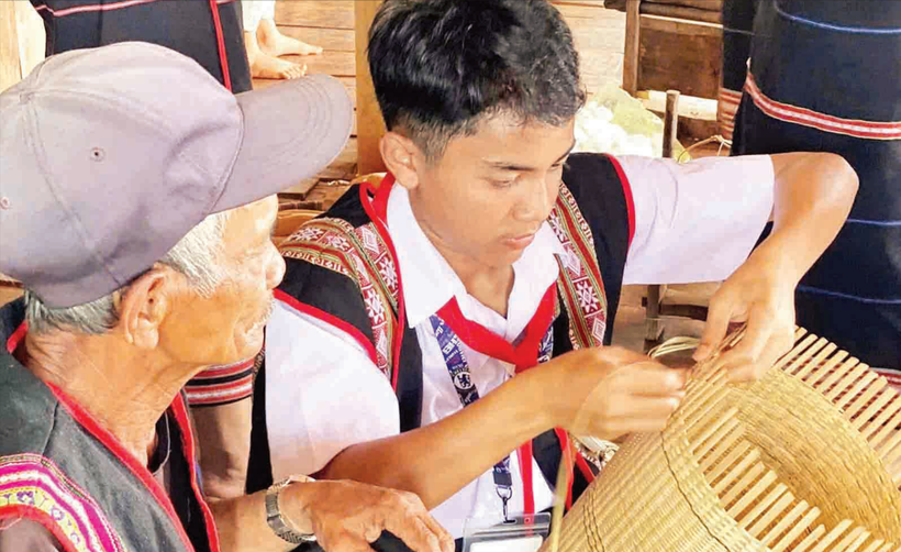 Truyền nghề cho thế hệ trẻ.