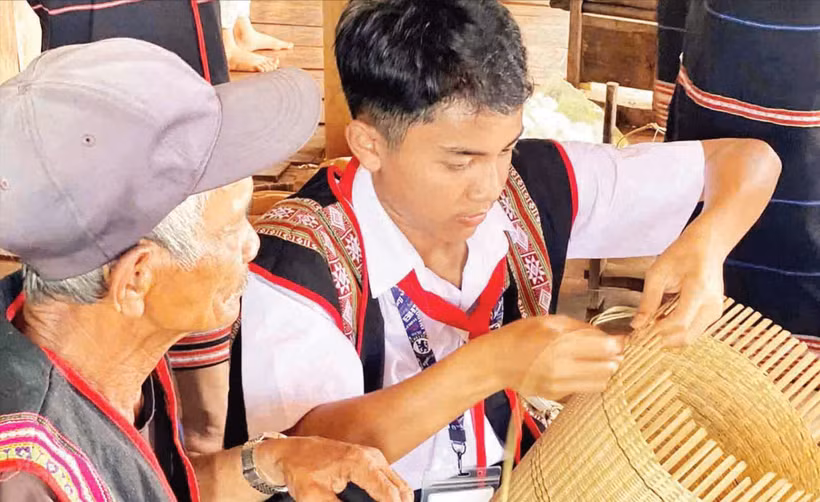 Truyền nghề cho thế hệ trẻ.