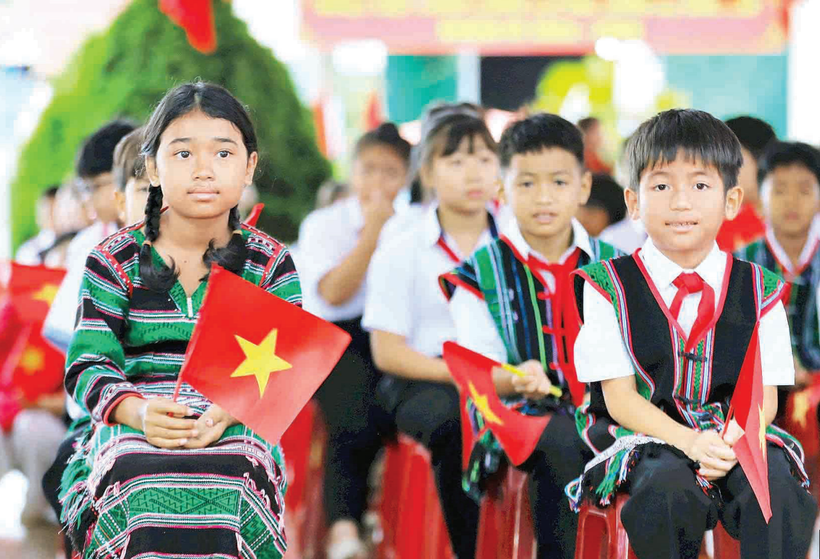 Học sinh Trường tiểu học Nguyễn Văn Trỗi ở xã biên giới Thuận An trong lễ khai giảng.