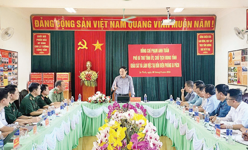 Đồng chí Phạm Anh Tuấn làm việc với 7 xã và chỉ huy các đồn biên phòng trên biên giới đất liền Gia Lai.