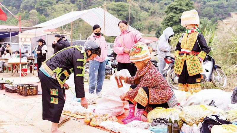 Đồng bào dân tộc mua bán nông sản tại chợ phiên Ba Sơn.