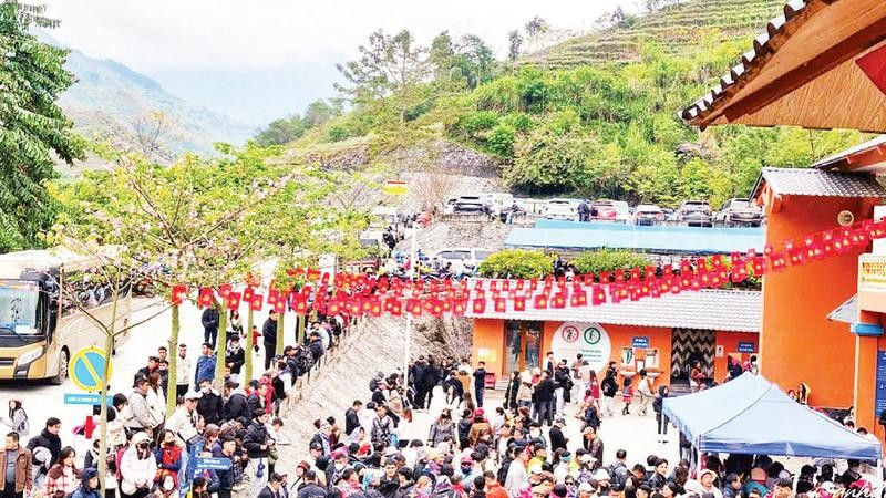 Điểm mua vé tham quan lòng hồ thủy điện Nho Quế dịp nghỉ Tết Dương lịch luôn chật kín du khách.