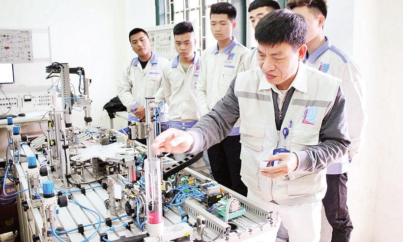 Trường cao đẳng Điện tử-Điện lạnh Hà Nội hợp tác với Công ty CP Giải pháp tự động hóa ETEK trong đào tạo học viên.