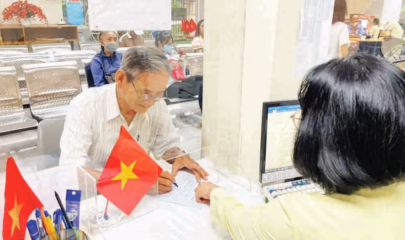 Xã Nhà Bè chi trợ cấp hưu trí xã hội hằng tháng cho người cao tuổi.