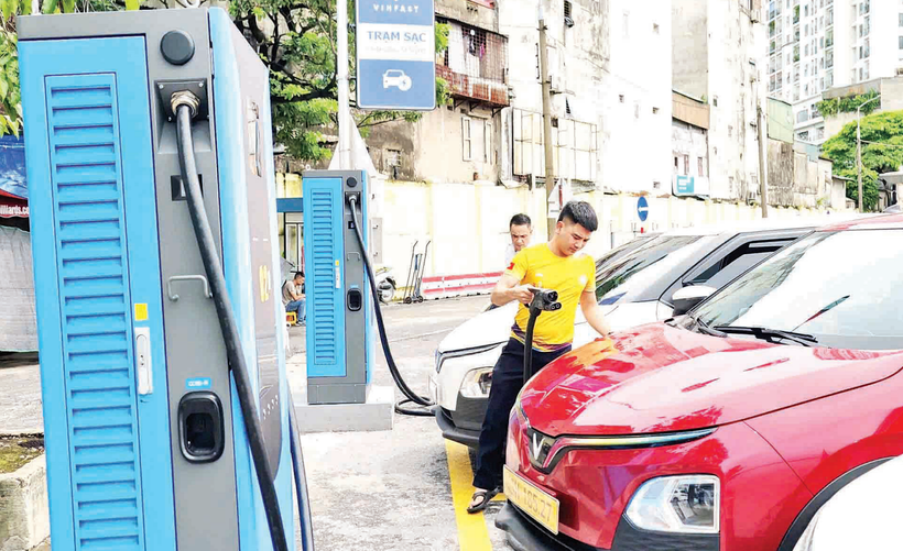 Trạm sạc xe điện tại bến xe Giáp Bát.