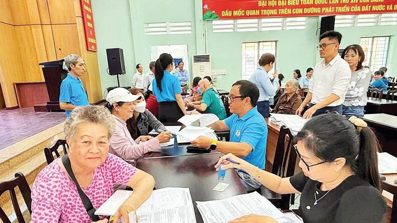 Các hộ dân phường Hiệp Bình thuộc Dự án nâng cấp và mở rộng Quốc lộ 13 làm thủ tục nhận đền bù giải phóng mặt bằng.