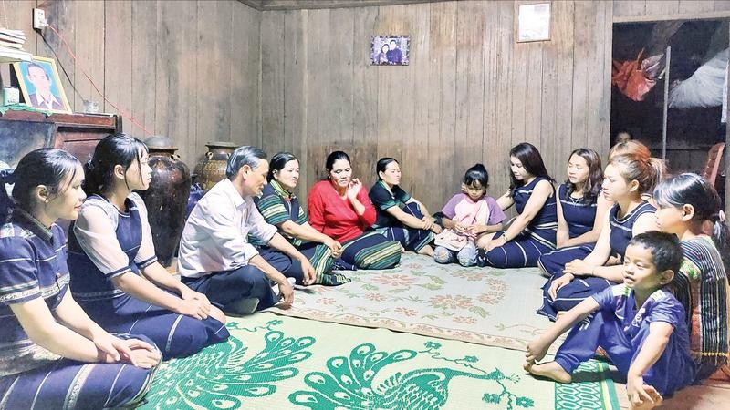 Các nghệ nhân Cơ Ho ở xã Bảo Thuận, tỉnh Lâm Đồng trao truyền các làn điệu dân ca cho lớp trẻ.