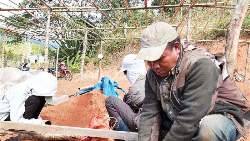 Người dân ươm cây giống tại vườn “Ươm mầm tương lai-Phát triển cây trồng bền vững Tu Mơ Rông”.