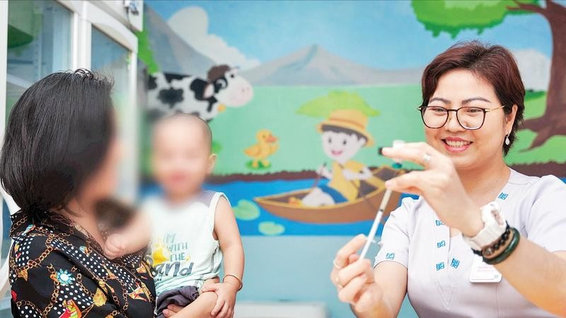 Bác sĩ tại Bệnh viện Đại học Y Dược Thành phố Hồ Chí Minh thực hiện tiêm vắc-xin bệnh não mô cầu cho trẻ.