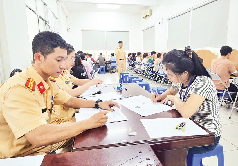 Người dân thực hiện thủ tục thi sát hạch lái xe ô-tô.