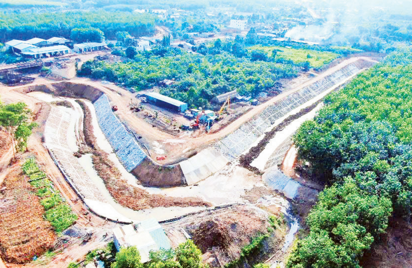 Đơn vị thi công kè suối Rạt cần đẩy nhanh tiến độ để giảm tình trạng ngập úng cho nhân dân.