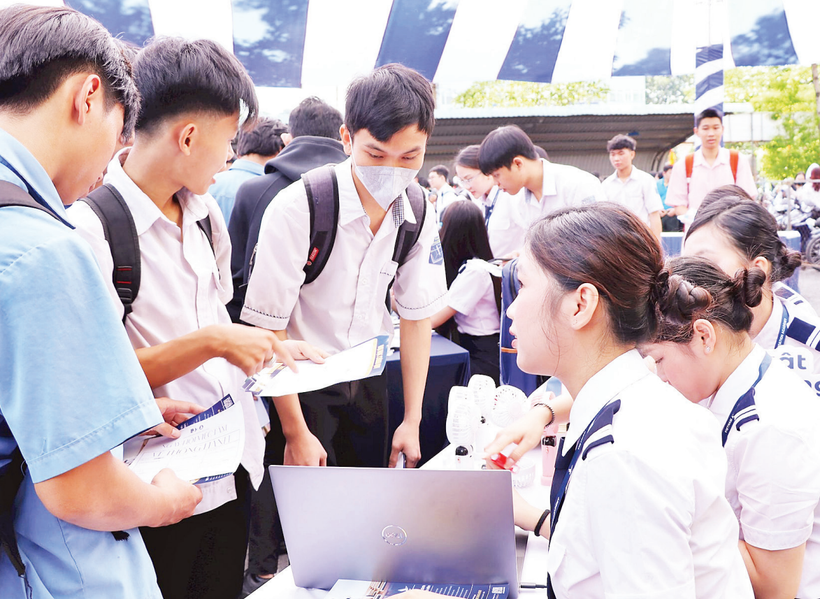 Học sinh, sinh viên trên địa bàn tỉnh Đồng Nai tìm hiểu thông tin nhu cầu tuyển dụng tại sân bay Long Thành.