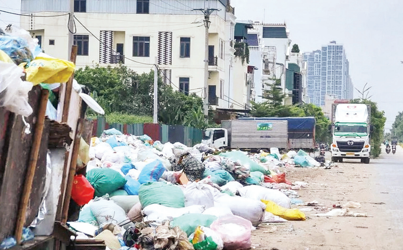 Rác thải đổ bừa bãi tại xã La Phù, huyện Hoài Đức.