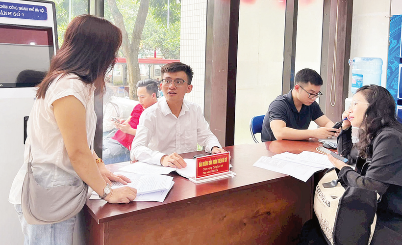 Người dân được hướng dẫn thủ tục khi làm hồ sơ trực tuyến tại Trung tâm Phục vụ hành chính công, chi nhánh số 7.