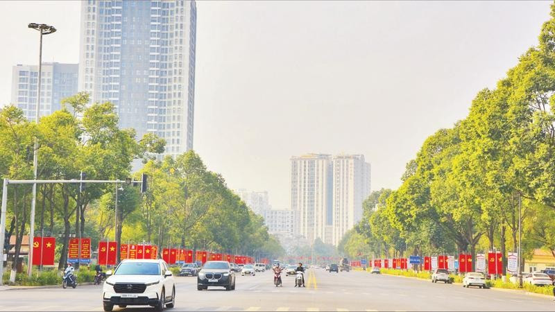 Tuyến đường trung tâm Lê Thái Tổ, phường Kinh Bắc, tỉnh Bắc Ninh rực rỡ cờ hoa chào mừng Đại hội XIV của Đảng.