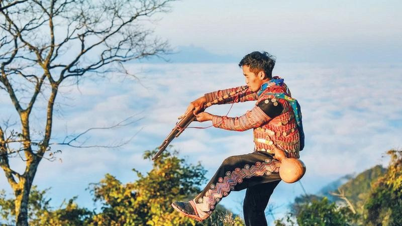 Giàng A La biểu diễn múa khèn tại điểm săn mây phục vụ du khách.