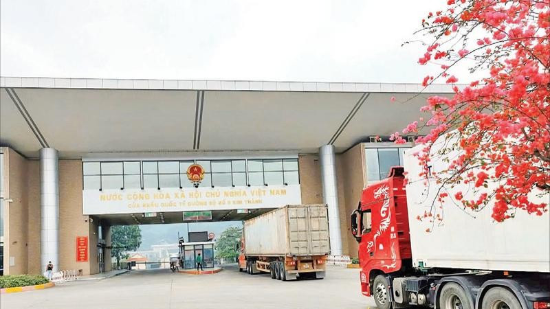 Hàng hóa xuất, nhập khẩu qua Cửa khẩu quốc tế đường bộ số II Kim Thành diễn ra sôi động. (Ảnh VIẾT VINH)