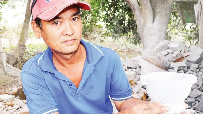 Thợ Nguyễn Ngọc Sĩ níu giữ nghề làm cối đá.