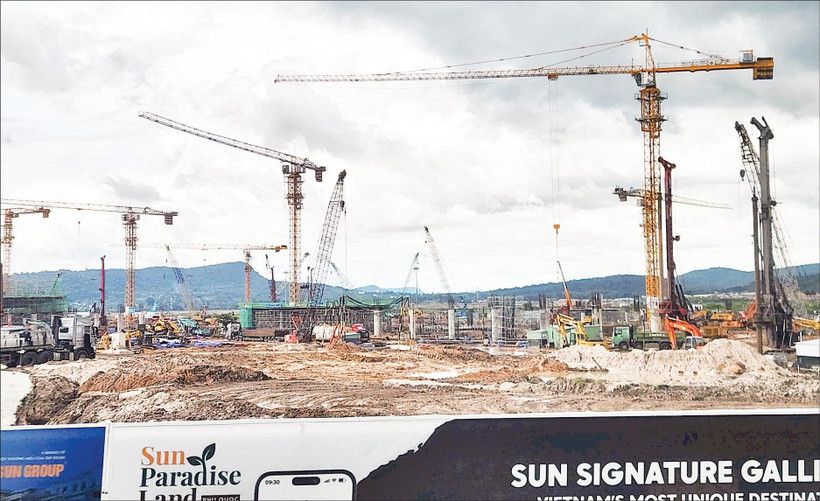 Không khí khẩn trương tại công trường mở rộng sân bay Phú Quốc nhằm tăng năng lực đón khách quốc tế.