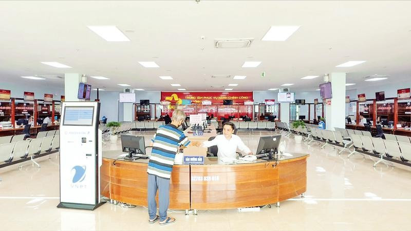 Cán bộ Trung tâm Phục vụ hành chính công hướng dẫn người dân thực hiện thủ tục hành chính.