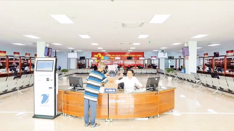 Cán bộ Trung tâm Phục vụ hành chính công hướng dẫn người dân thực hiện thủ tục hành chính.