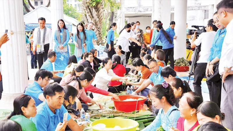 Một hoạt động tại Chợ Tết Công đoàn do Liên đoàn Lao động thành phố Cần Thơ tổ chức.