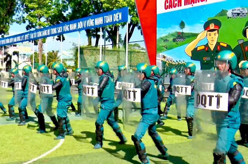 Lực lượng dân quân thường trực luyện tập di chuyển đội hình khi có tình huống xảy ra.