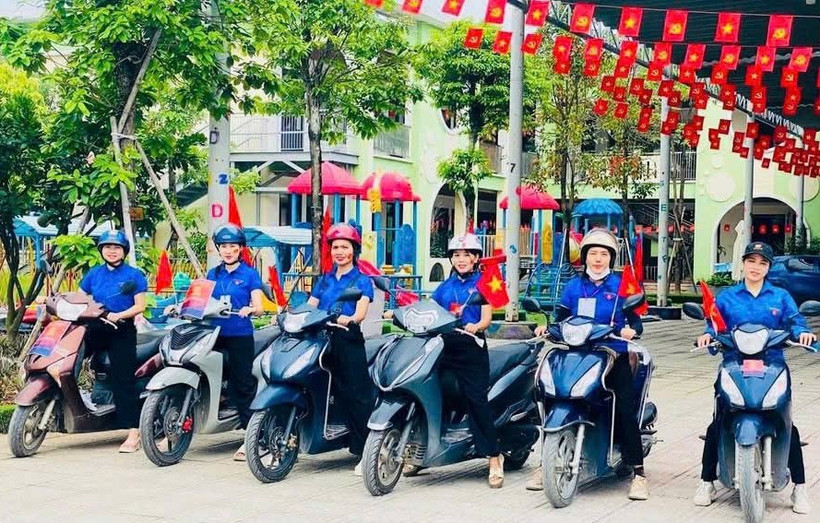 Đoàn viên, thanh niên thôn Xuân Trạch trở thành “tài xế” miễn phí chở du khách vào tham quan triển lãm.