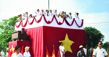 Thời khắc lịch sử Chủ tịch Hồ Chí Minh đọc Tuyên ngôn Độc lập ngày 2/9/1945, ảnh tô mầu Viên Hồng Quang thực hiện từ ảnh tư liệu gốc. 