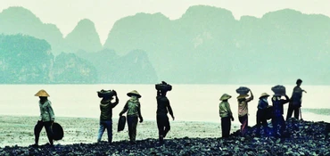 Công nhân vùng mỏ một thời khốn khó. 