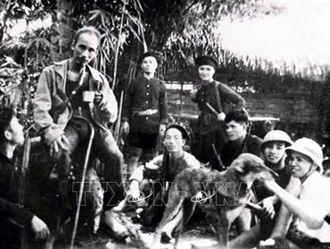 Bác Hồ cùng các chiến sĩ cảnh vệ trên đường đi công tác ở Định Hóa (Thái Nguyên) năm 1947. Ảnh: TTXVN