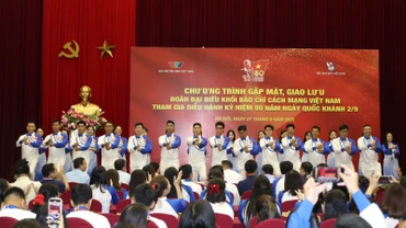Chương trình văn nghệ chào mừng tại buổi gặp mặt. 
