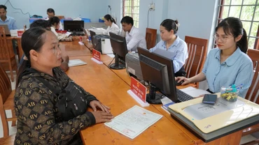 Người dân làm thủ tục tại Trung tâm Phục vụ hành chính công xã Đakrông, tỉnh Quảng Trị. (Ảnh: HIẾU MINH)