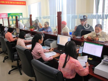 Người dân làm thủ tục tại Trung tâm Phục vụ hành chính công phường Đồng Thuận, tỉnh Quảng Trị. Ảnh: Hiếu Minh