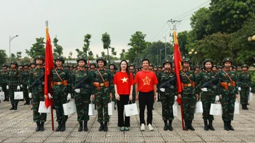 Bà Đỗ Thị Hoa – Giám đốc nhãn hàng Felecia và ông Bùi Minh Tuấn - Giám đốc phát triển trao quà tặng Khối nữ chiến sĩ thông tin sau giờ luyện tập tại Trung tâm Huấn luyện quân sự Quốc gia 4 chuẩn bị cho Lễ kỷ niệm 80 năm Cách mạng Tháng Tám thành công và Quốc khánh 2/9.