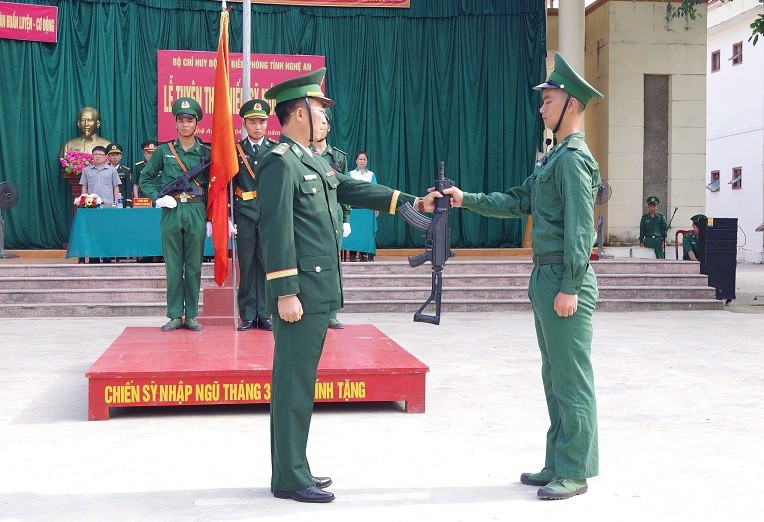 Tiểu đoàn trưởng Tiểu đoàn Huấn luyện cơ động trao súng cho chiến sĩ mới. z6670890750965-e8944a548c555e8bf4b0de33ac061a34.jpg