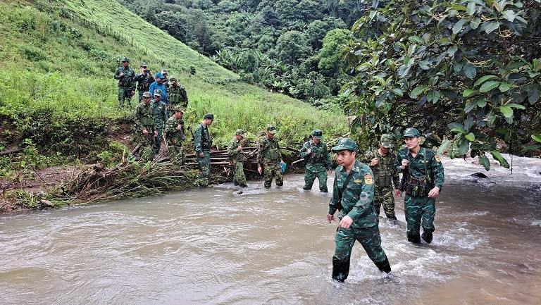 Vượt suối tuần tra biên giới. anh-2-2.jpg